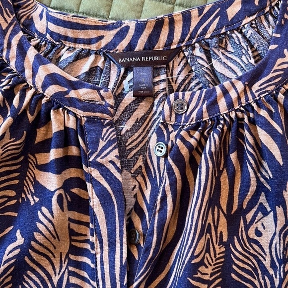 Banana Republic Boho Style Tunic Top Large Petite
Navy Blue Tan Zebra Animal - Picture 11 of 11